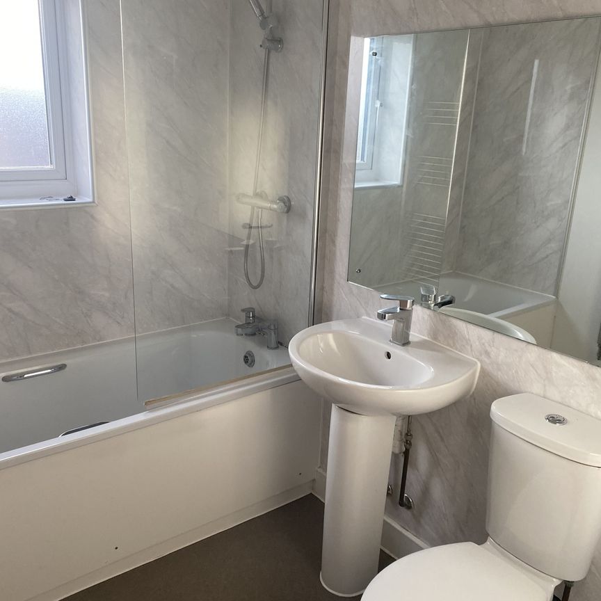 QUEENSWAY, BLETCHLEY - 2 BEDROOMS - Photo 1