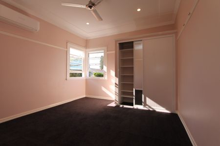 Beautiful Modern Home - Photo 4