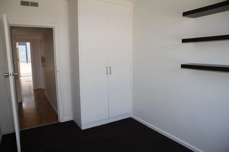 Spacious, Refurbished Apartment in Prime St Kilda East Location - Photo 2