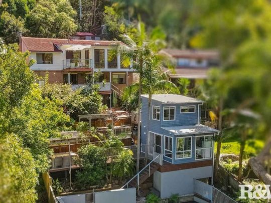 FAMILY HOME WITH STUDIO & WATERVIEWS! - Photo 1