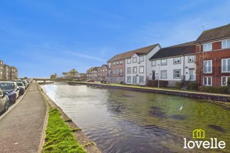 2 bedroom Flat To Let - Photo 1