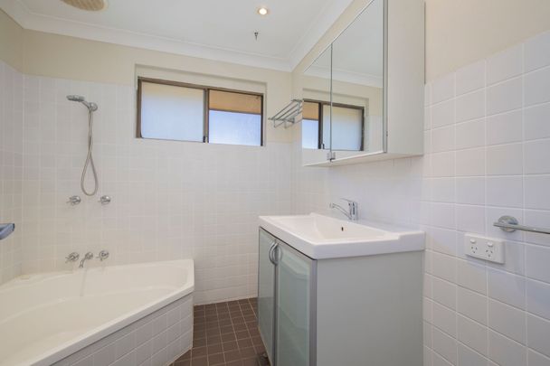 Tidy 2 Bedroom with Air Conditioning - Photo 1