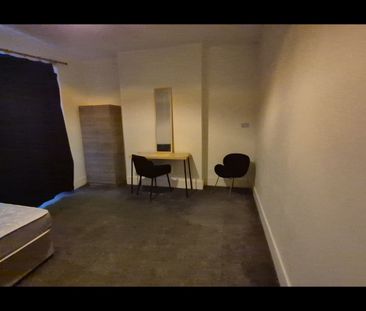 6 Bed Detached House, Hainault Road, E11 - Photo 2