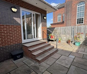 2 bedroom ground floor flat to rent - Photo 2