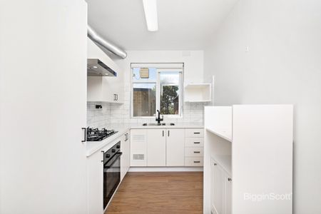 LIGHT AND BRIGHT TWO BEDROOM APARTMENT IN LEAFY HAWTHORN! - Photo 4