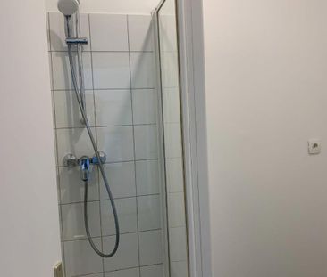 Appartement de type II composé d'un séjour-cuisine, une chambre, sa... - Photo 4