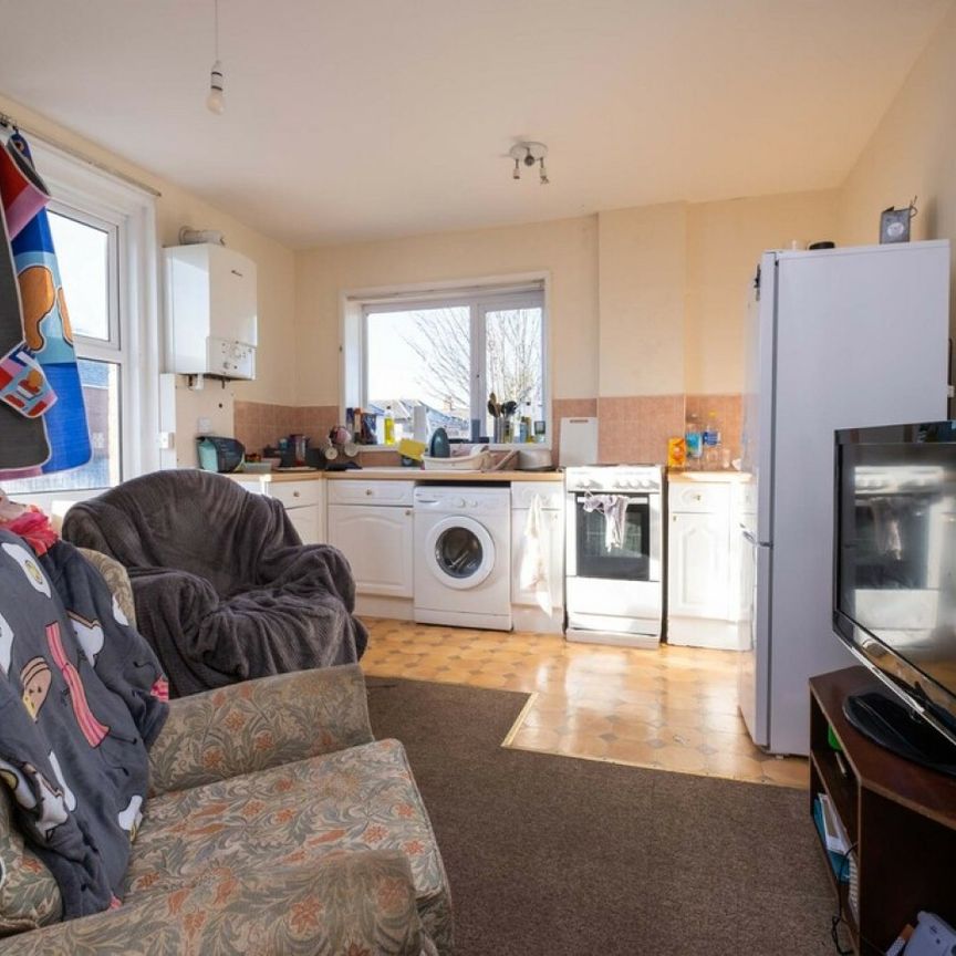 Large three bedroom first floor flat - Photo 1