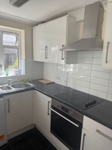 3 Bed Terraced House, Byron Road, E10 - Photo 2