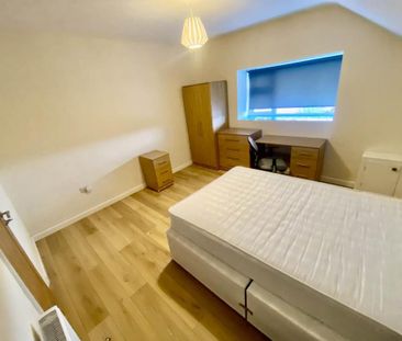 3 bedroom flat to rent - Photo 4