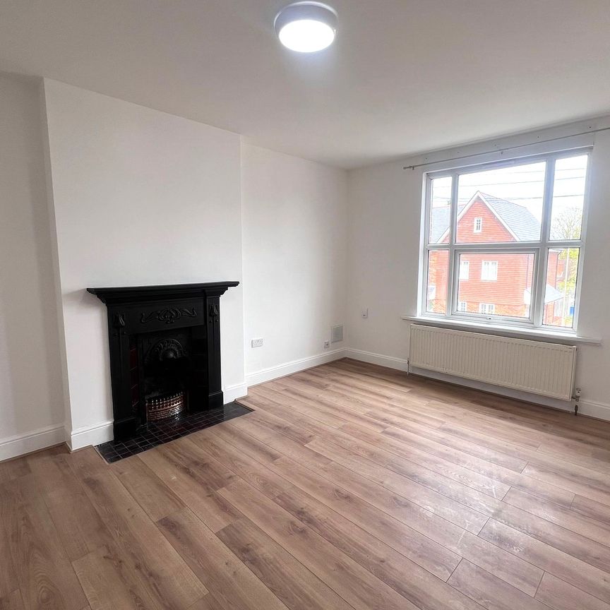 Kings Road, Fleet, Hampshire, GU51 - Photo 1