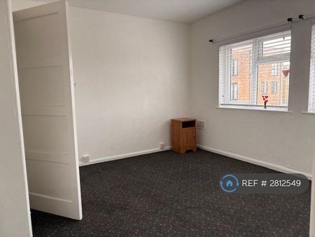 1 bedroom in a house share to rent - Photo 2
