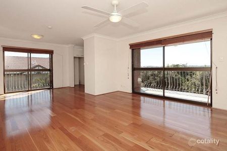 Breezy Top-Floor Living Just Moments from Coorparoo Square - Photo 2