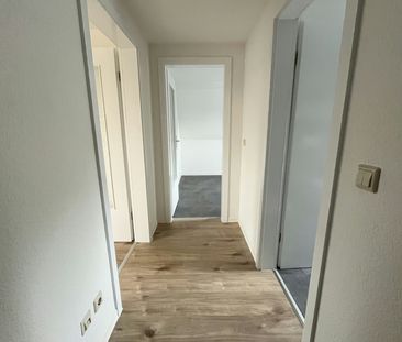 Dachgeschoss-Wohnung mit Wohlfühlfaktor – Einbauküche & Garten möglich - Foto 1