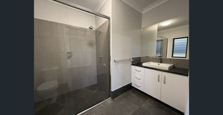Modern 3 Bedroom Home + Ensuite - Photo 4