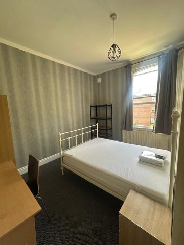 Room in a Shared Flat, Off Lark Lane, L17 - Photo 3