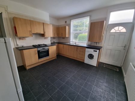 5 Bed - 139 Ash Road, Headingley, Leeds - LS6 3HD - Student - Photo 4