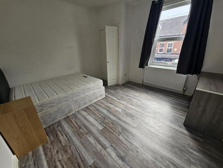 1 bedroom in a house share to rent - Photo 3