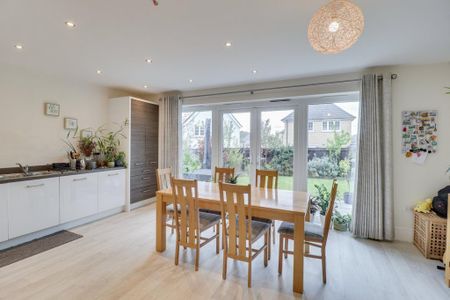 4 bedroom detached house to rent - Photo 2