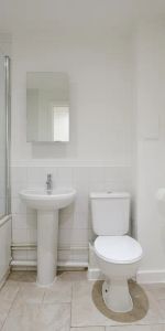 2 bedroom flat in 35 Melliss Avenue - Photo 4