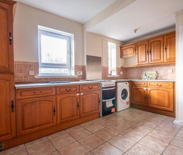 3 bedroom flat to rent - Photo 4