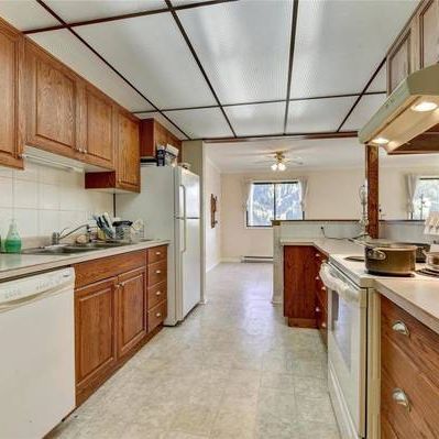 AVAILABLE NOW! 3 bed, 2 bath in the heart of Kelowna! - Photo 1