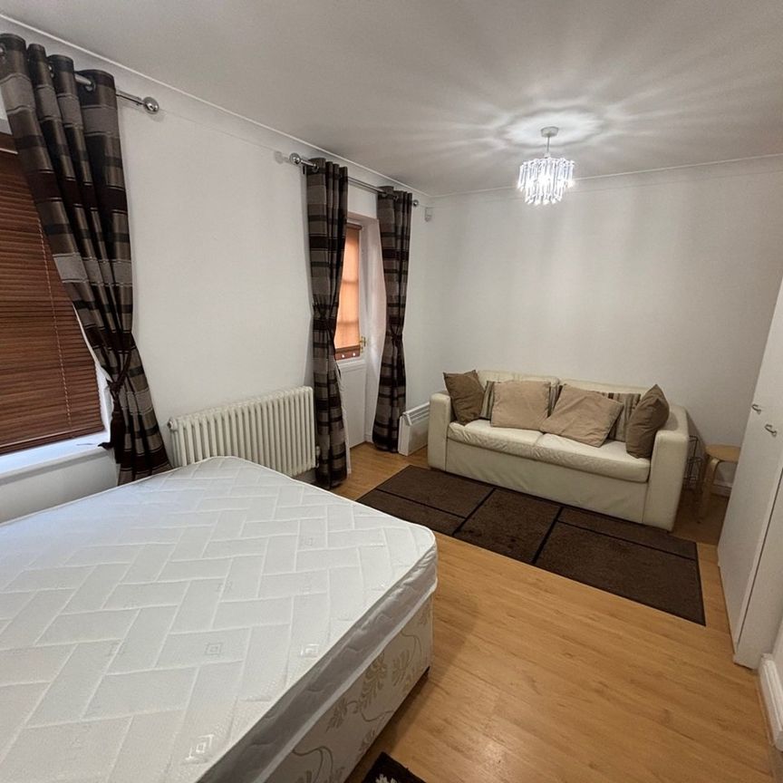 1 Bed Flat, Kensington Close, N11 - Photo 1