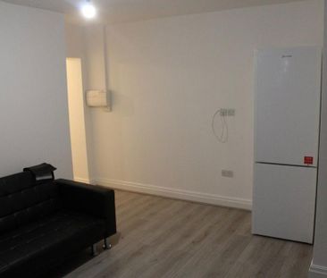 3 bedroom flat to rent - Photo 2