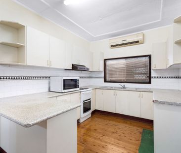 3 Beds Family House On A quiet Street Available Now ! ! ! - Photo 1