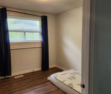 Detached Home For Lease | X8490114 - Photo 5