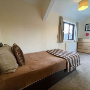 1 bedroom in a house share to rent - Photo 2