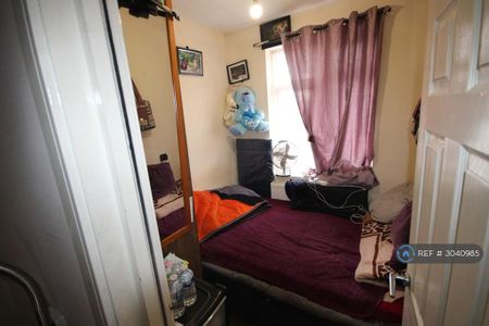 3 bedroom flat to rent - Photo 4