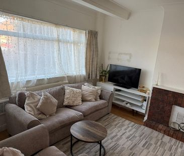 2 Bed Flat, Beechwood Gardens, NW10 - Photo 2