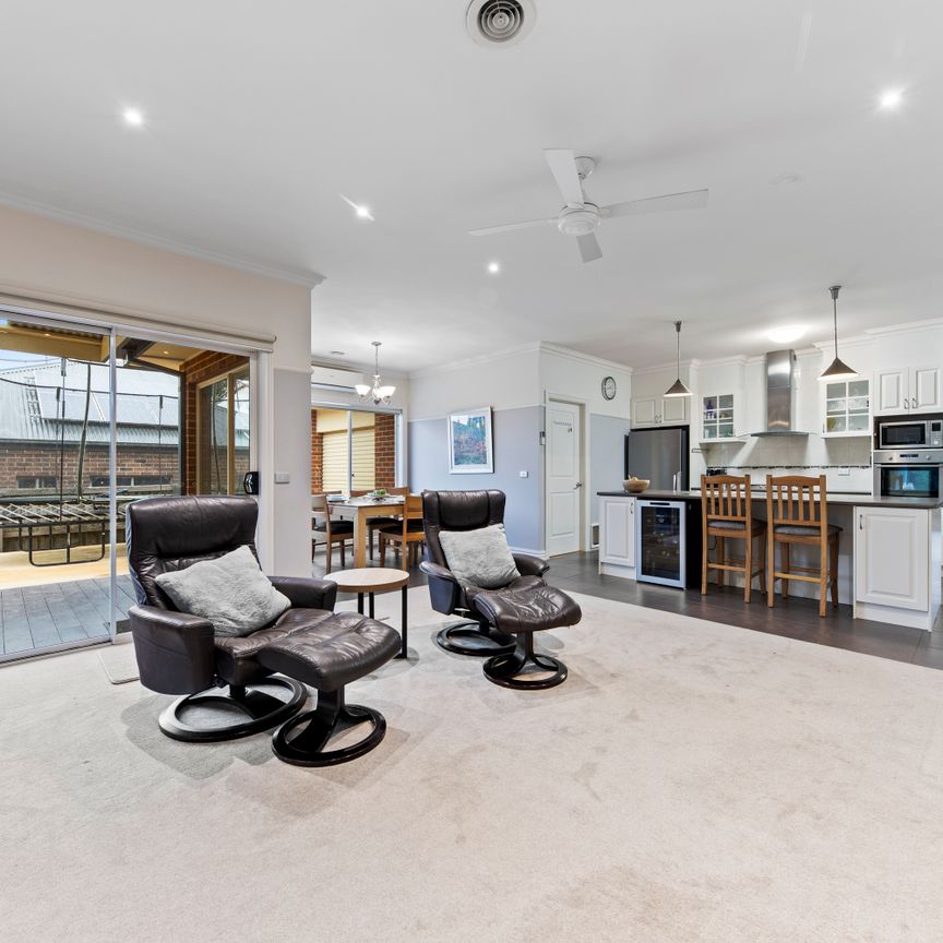 17 Pioneers Crescent, Pakenham VIC 3810 - House For Rent | Domain - Photo 1