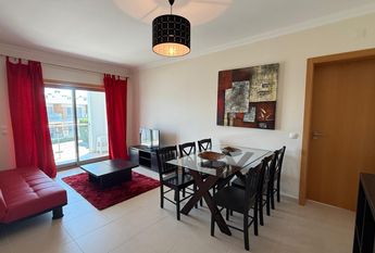 Apartamento T2 bem localizado em condomínio com piscina e garagem privada.