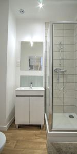Chambre meublée + SDB privative dans résidence centre-ville - Photo 4