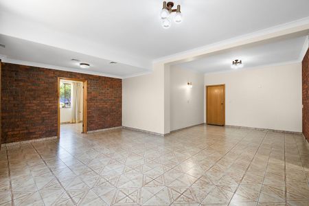 Huge Family Home - Photo 2