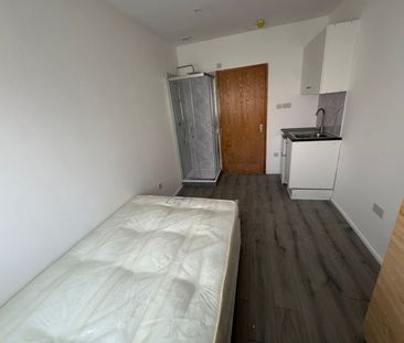Room in a Shared Flat, Manchester Road, E14 - Photo 1