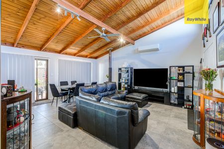 Grand Family Home recently renovated 5-bed, 4-bath, 2-kit, house 200 metres from John Paul College at Daisy Hill. - Photo 4