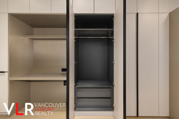 Condo in Port Moody, British Columbia - Photo 1