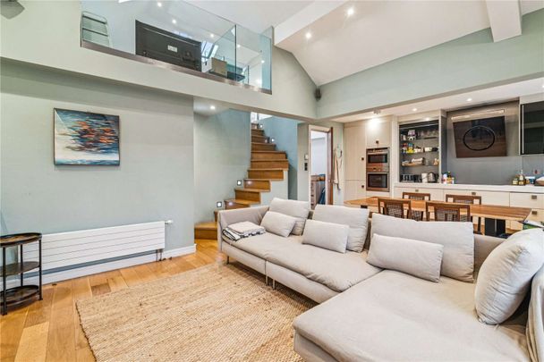 An exceptional top floor apartment between Notting Hill and Holland Park - Photo 1