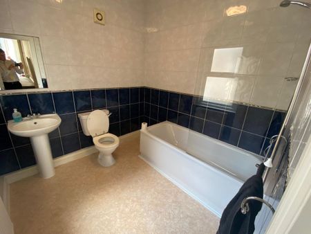 Queens Square, Brighton - Photo 3