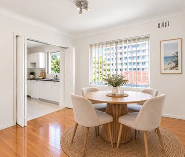 Spacious North-Facing Apartment with an Extra Large Lock-Up Garage - Photo 3
