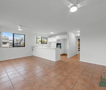 Spacious 2-Bedroom Unit in West End with Private Courtyard - Photo 2