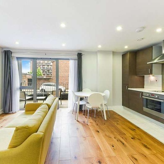 A bright, light, well-appointed, studio situated on the ground floor of this fine modern development, wonderfully located for the City. - Photo 1