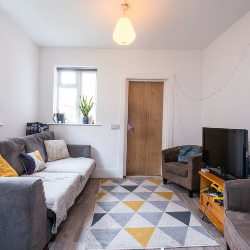 Large 6 Bed student house Stewart Road - Photo 1