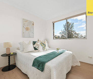 Stylish North-Facing Apartment in Prime Location - Photo 3