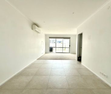 Stylish & Sun-Drenched Townhouse in Prime Flat Bush Location - Photo 5