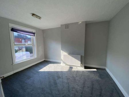 Sutherland Terrace, Harehills, LS9 - Photo 2