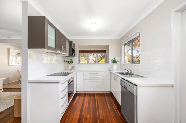 3 Bedroom house Redcliffe Contact Julie Sykes 0438 050 110 6 month lease offered - Photo 1