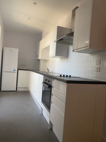 QUEENSWAY, BLETCHLEY - 2 BEDROOMS - Photo 3